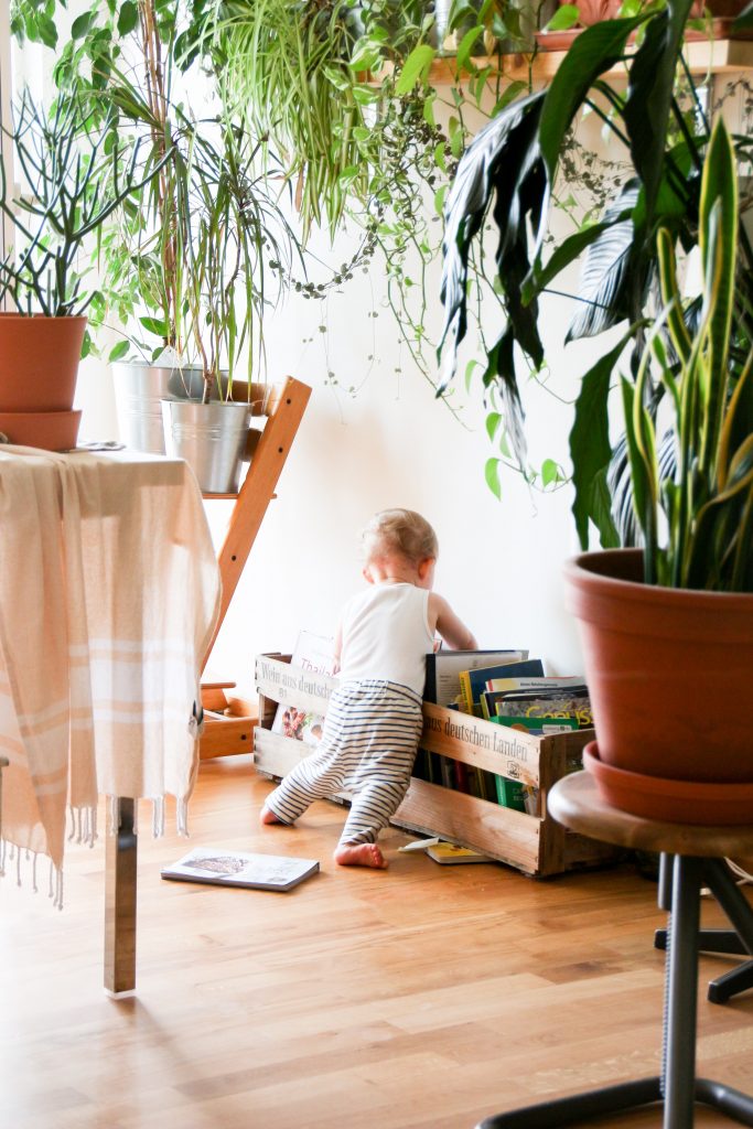 Bébé joue à l'intérieur de sa maison verte.