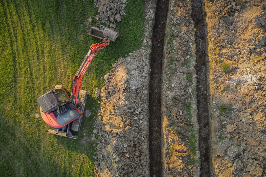 Vue aérienne par drone de la fosse ou de la tranchée dans le sol d'un collecteur de chauffage géothermique.
