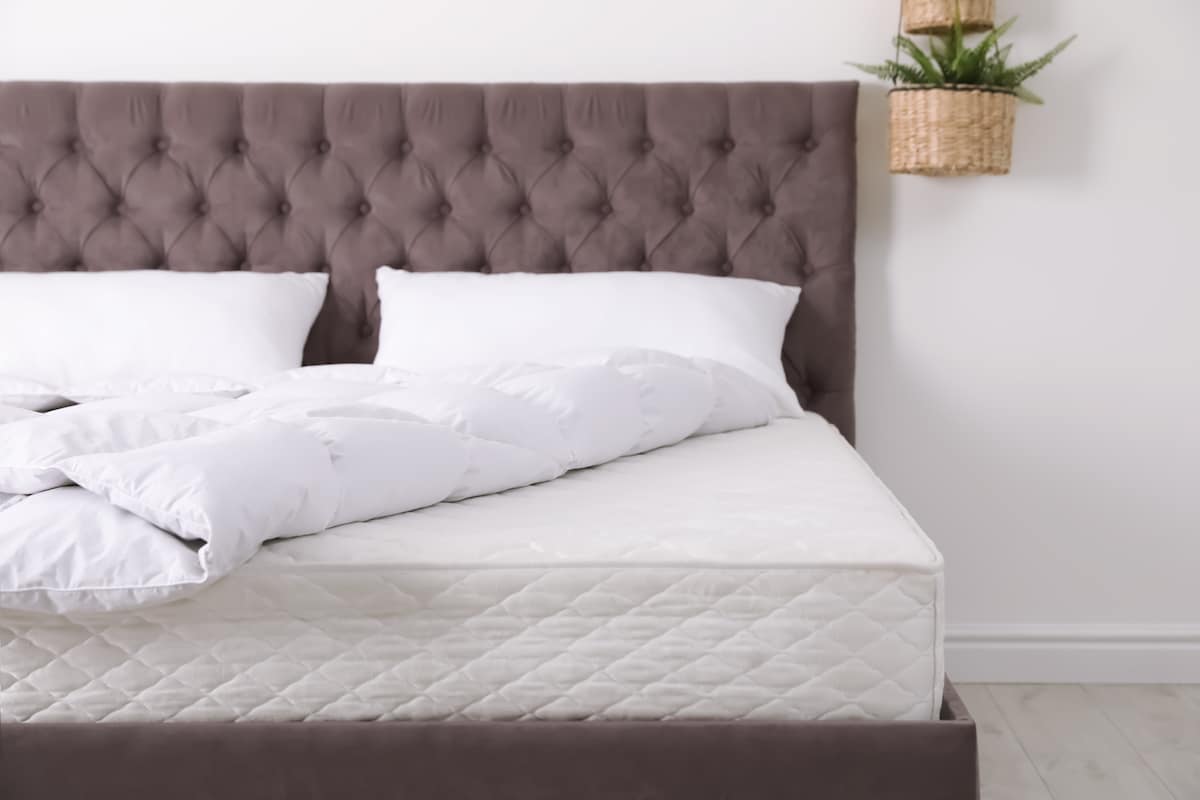 Lit avec un matelas neuf.
