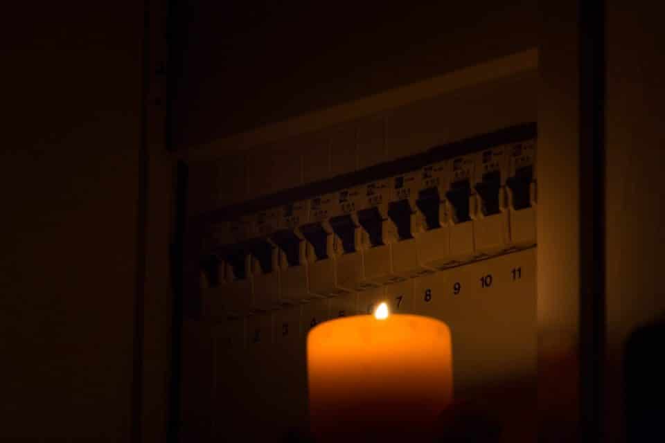 Une bougie posé à coté de la boite de fusibles lors d'une coupure d'électricité.