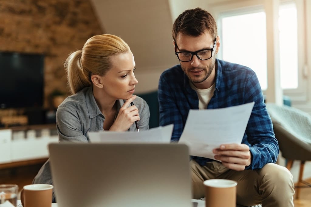Un couple étudie le coût de son projet de maison bioclimatique.