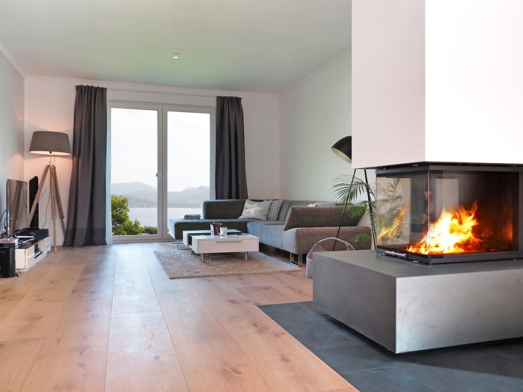 salon moderne avec cheminée et vue sur la côte