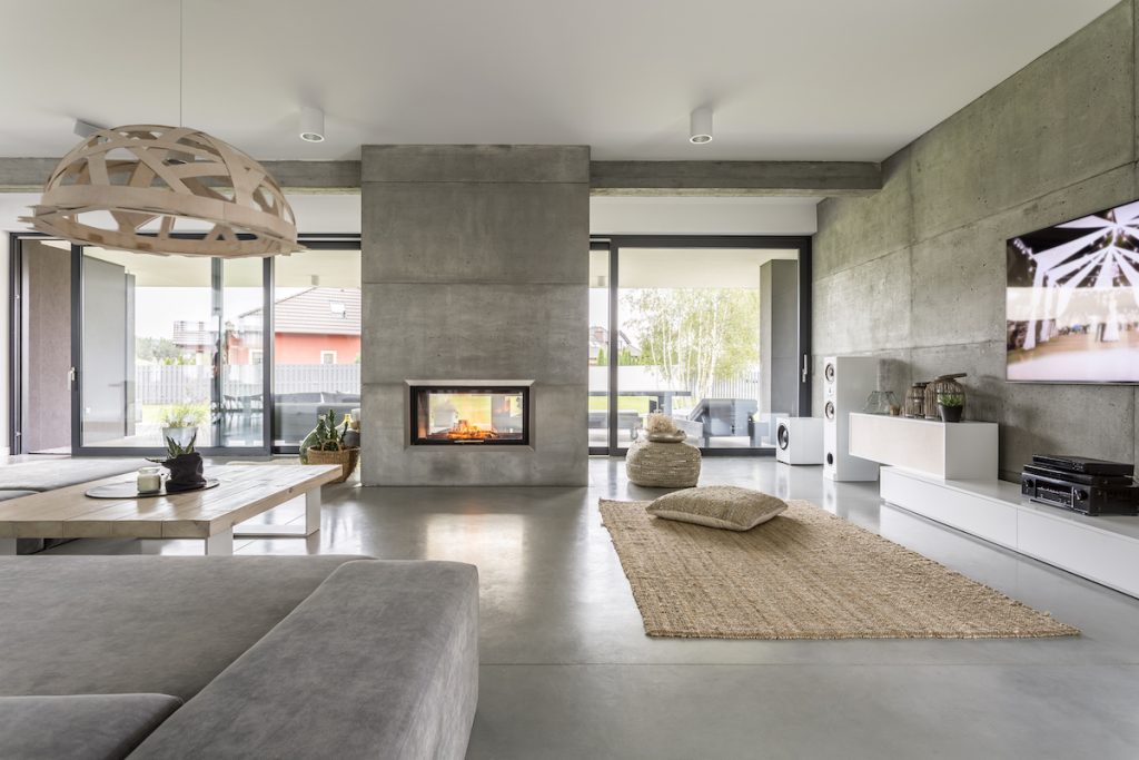 Salon villa contemporaine avec cheminée au conduit camouflée dans un