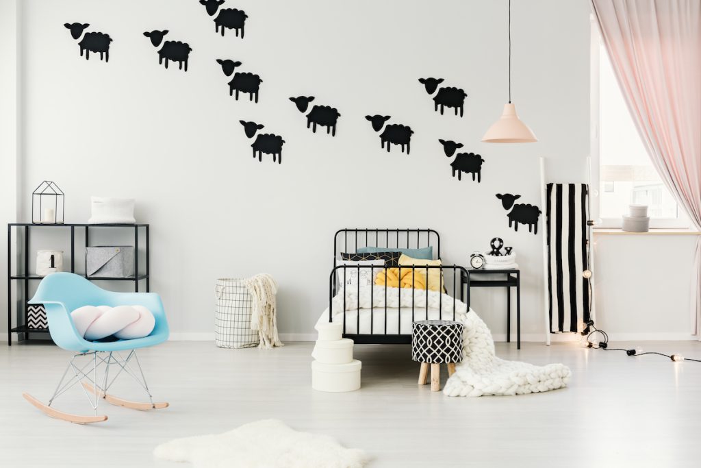 Stickers en forme de mouton noir sur le mur d'une chambre d'adolescente.