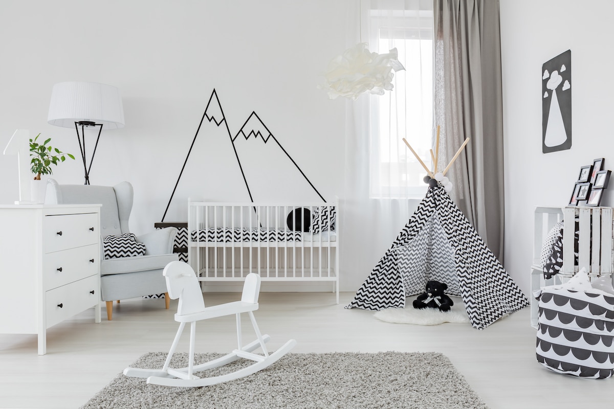 Mur d'une chambre d'enfant décoré avec un dessin de montagnes.