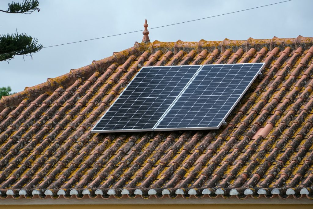 Panneaux solaires installés sur un toit en tuiles.